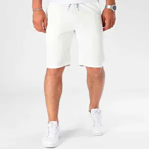 pantalones blancos cortos hombre